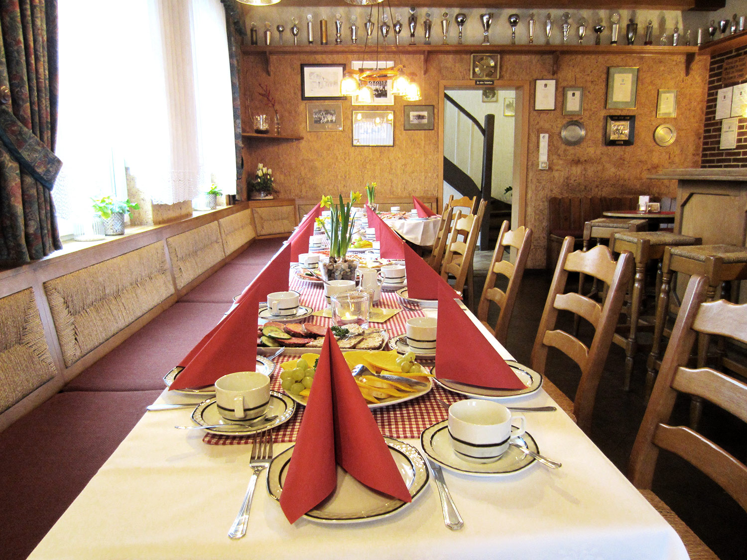 Gasthof-Dahms-Fruehstueck-am-Tisch-Wirtschaft
