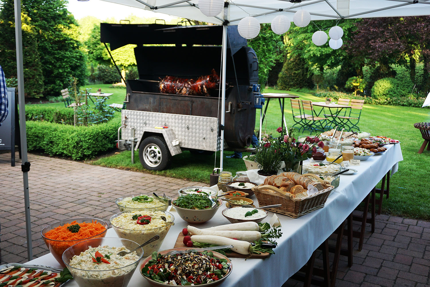 Gasthof-Dahms-Feste-feiern-Buffet-auf-der-Terasse