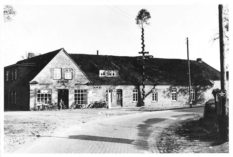 Gasthof-Dahms-Ansicht-frueher-mit-Maibaum